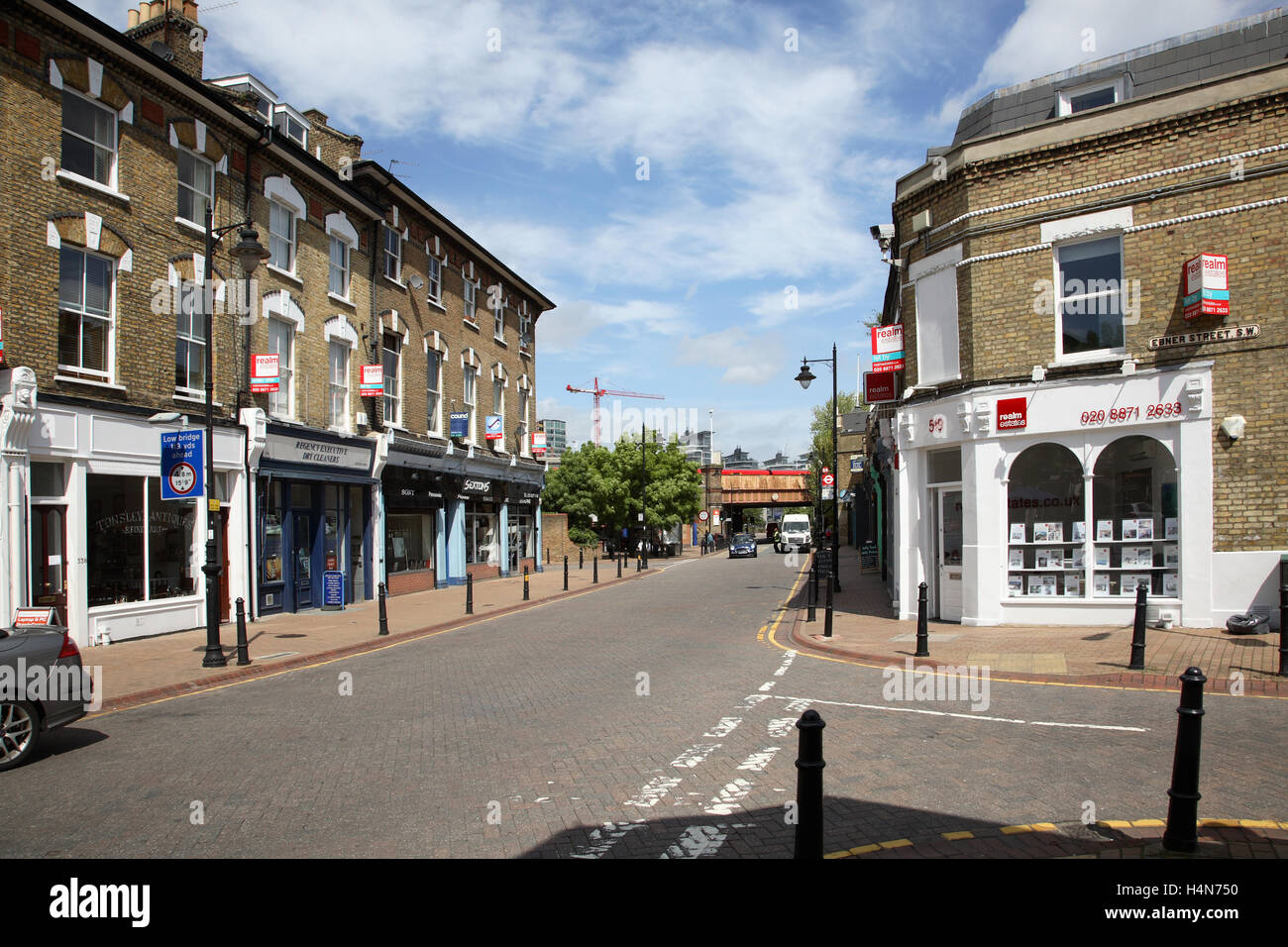 Old York Road, vicino alla stazione di Wandsworth Town, a sud-ovest di Londra. Nuova moda 'villaggio' area vicino al Fiume Tamigi Foto Stock