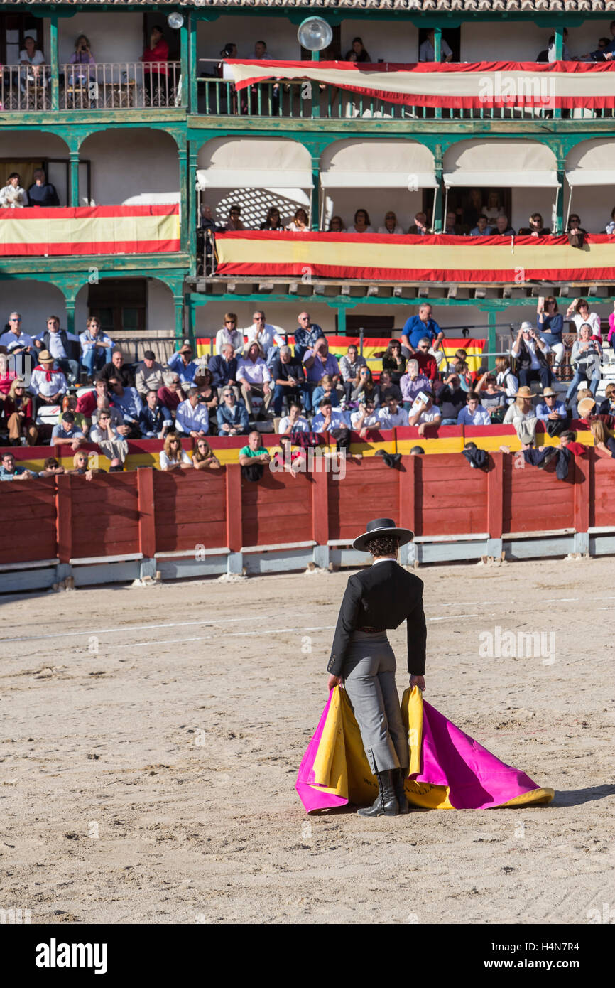 Torero spagnolo Miguel Abellan con il capo nella piazza principale di Chinchon, Spagna Foto Stock