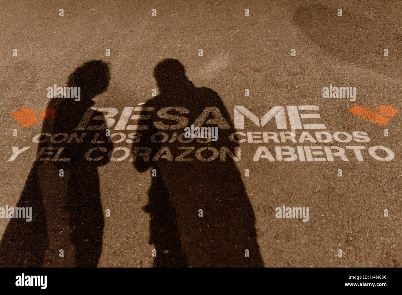 Silhouette di un paio di lettura di una frase di amore scritto sul pavimento, Laredo, Cantabria, Spagna, Europa. Foto Stock