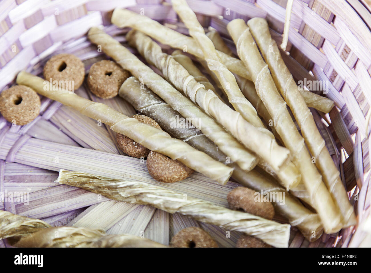 Cookie di alimentare i cani e bastoni di carne, prodotti alimentari Foto Stock