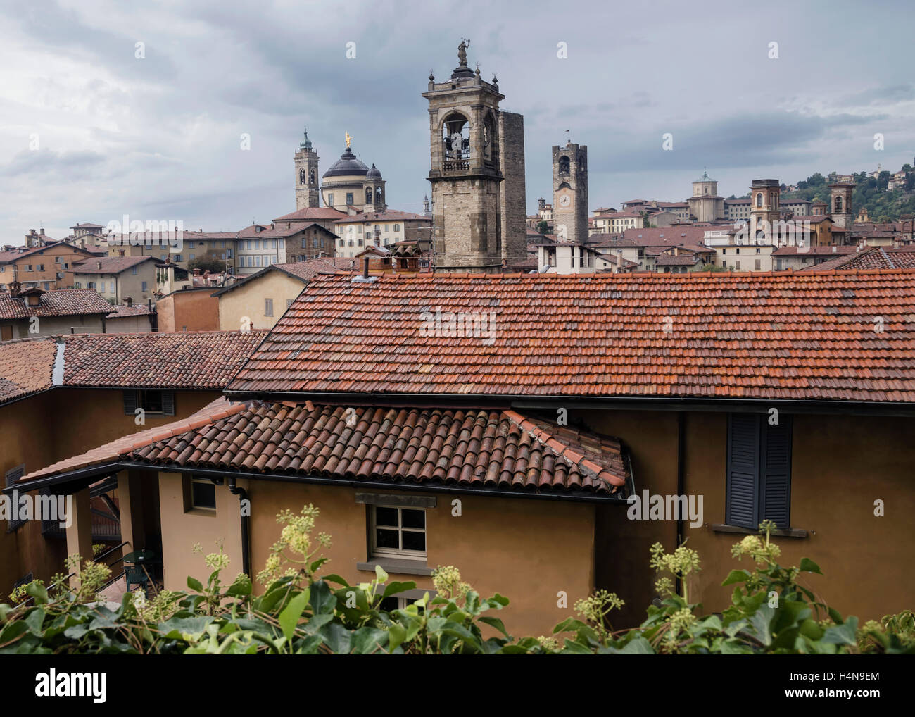 Tetti rossi, le torri della Città Alta, Città Alta in un giorno di pioggia, Bergamo, Italia, Europa Foto Stock