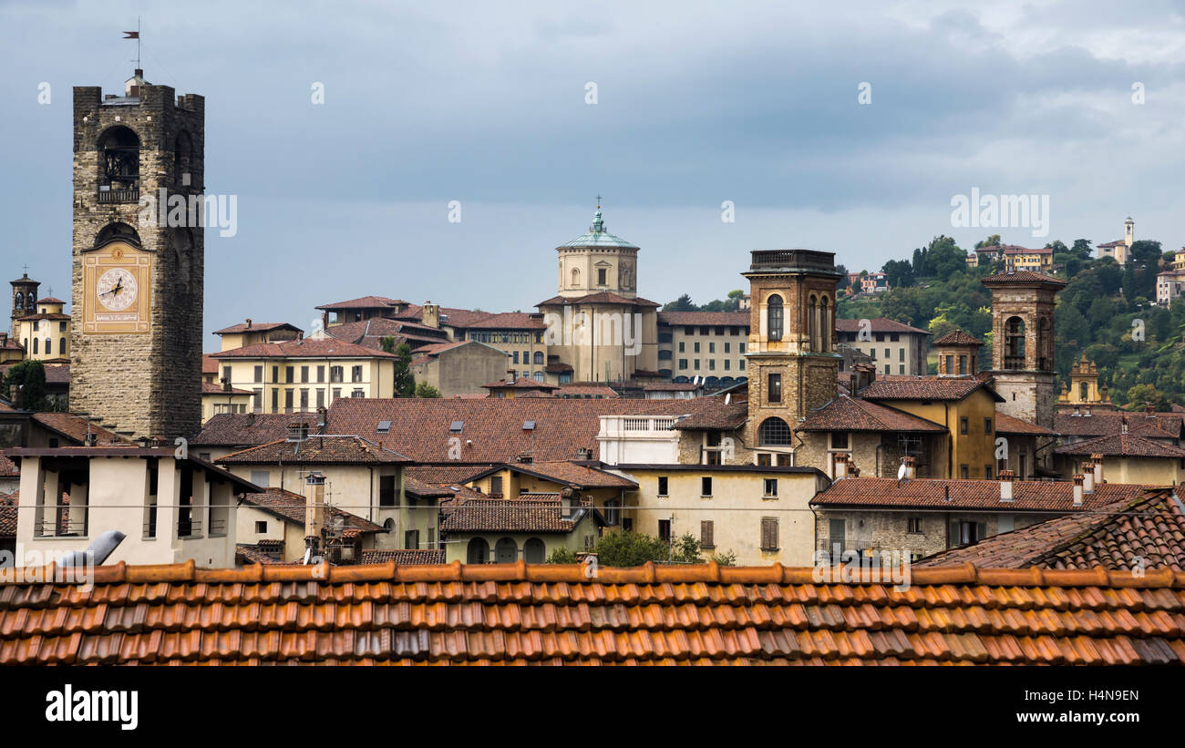Panorama di antiche Bergamo con tetti rossi, le torri della città alta, la Città Alta , Bergamo, Italia, Europa Foto Stock