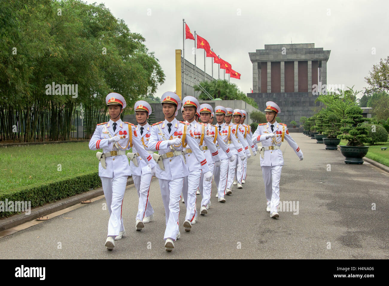 Il cerimoniale di protezione sulla parade presso il Mausoleo di Ho Chi Minh, Hanoi, Vietnam del nord Foto Stock