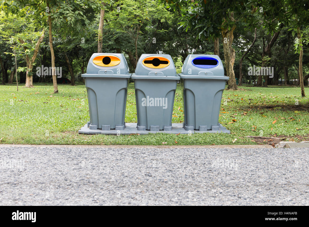 Tre tipi di cestino,riciclare nel parco Foto Stock