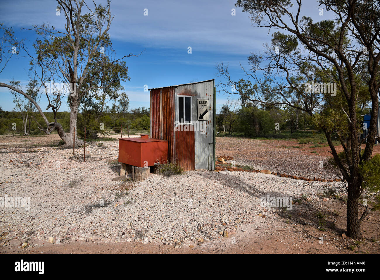 Outback wc nella boccola in Australia in opale di Lightning Ridge circondato da mullock cumuli di bottino Foto Stock