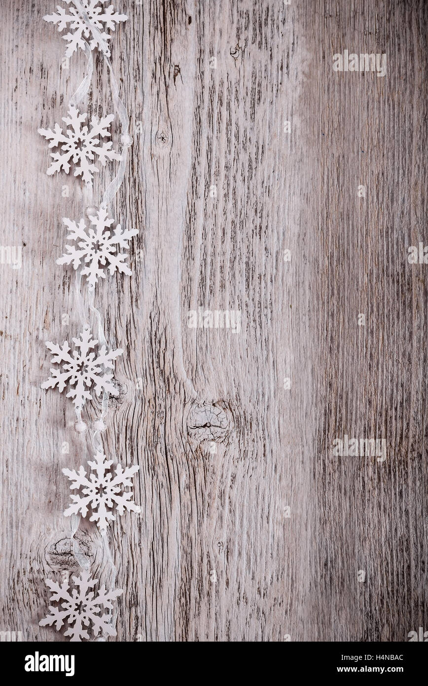 Fiocchi di neve artificiale su sfondo di legno Foto Stock