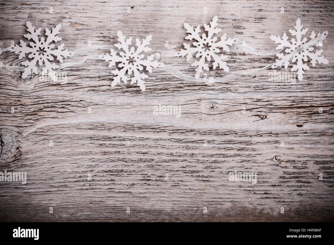 Il Natale di fiocchi di neve su un sfondo di legno Foto Stock