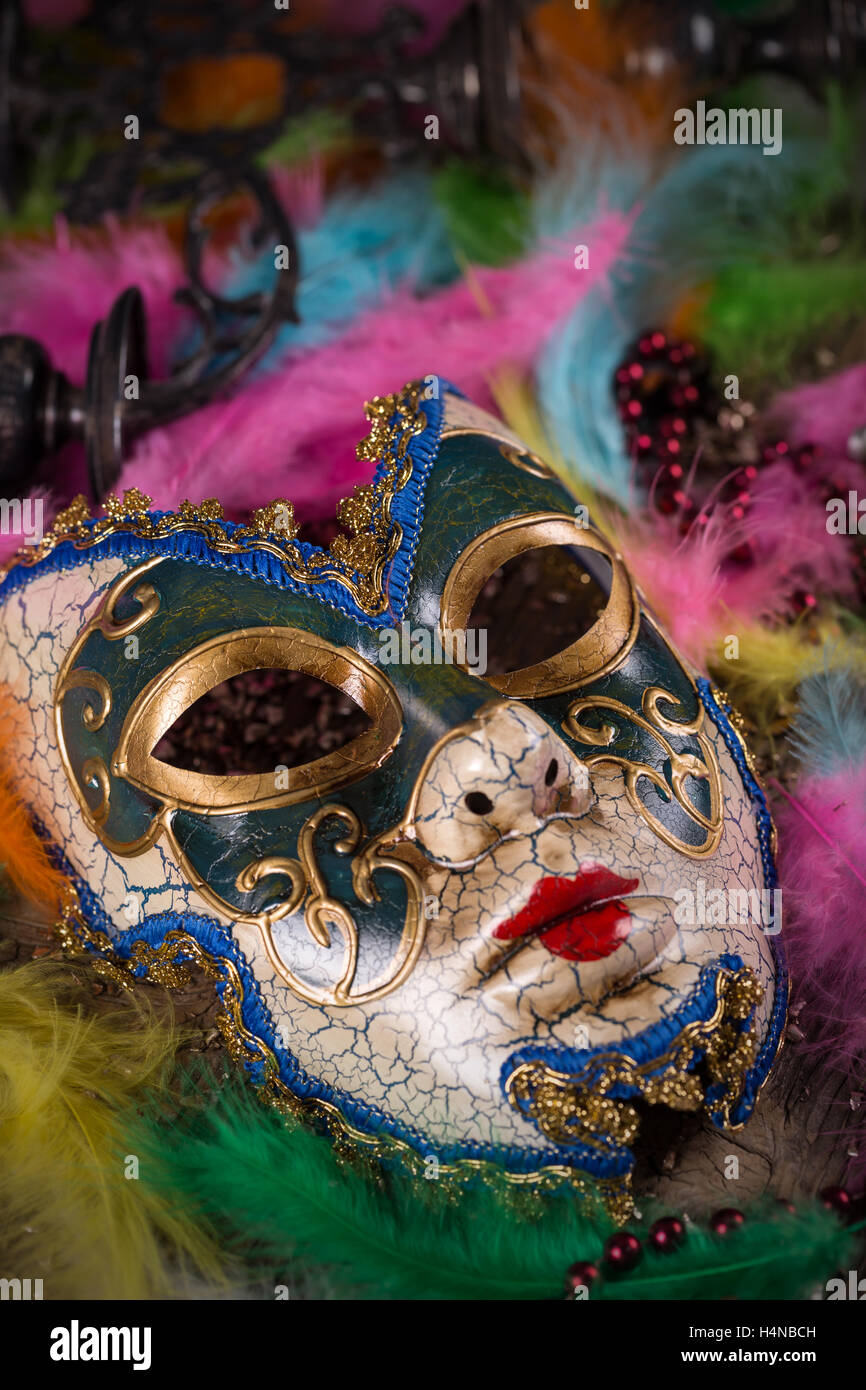 Maschera di carnevale, piume e perle per party Foto Stock