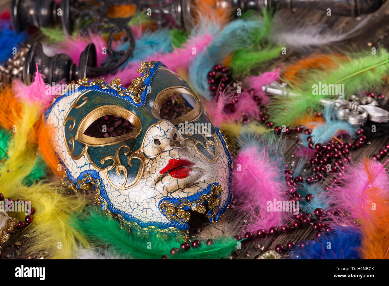 Maschera di carnevale su vivid piume Foto Stock