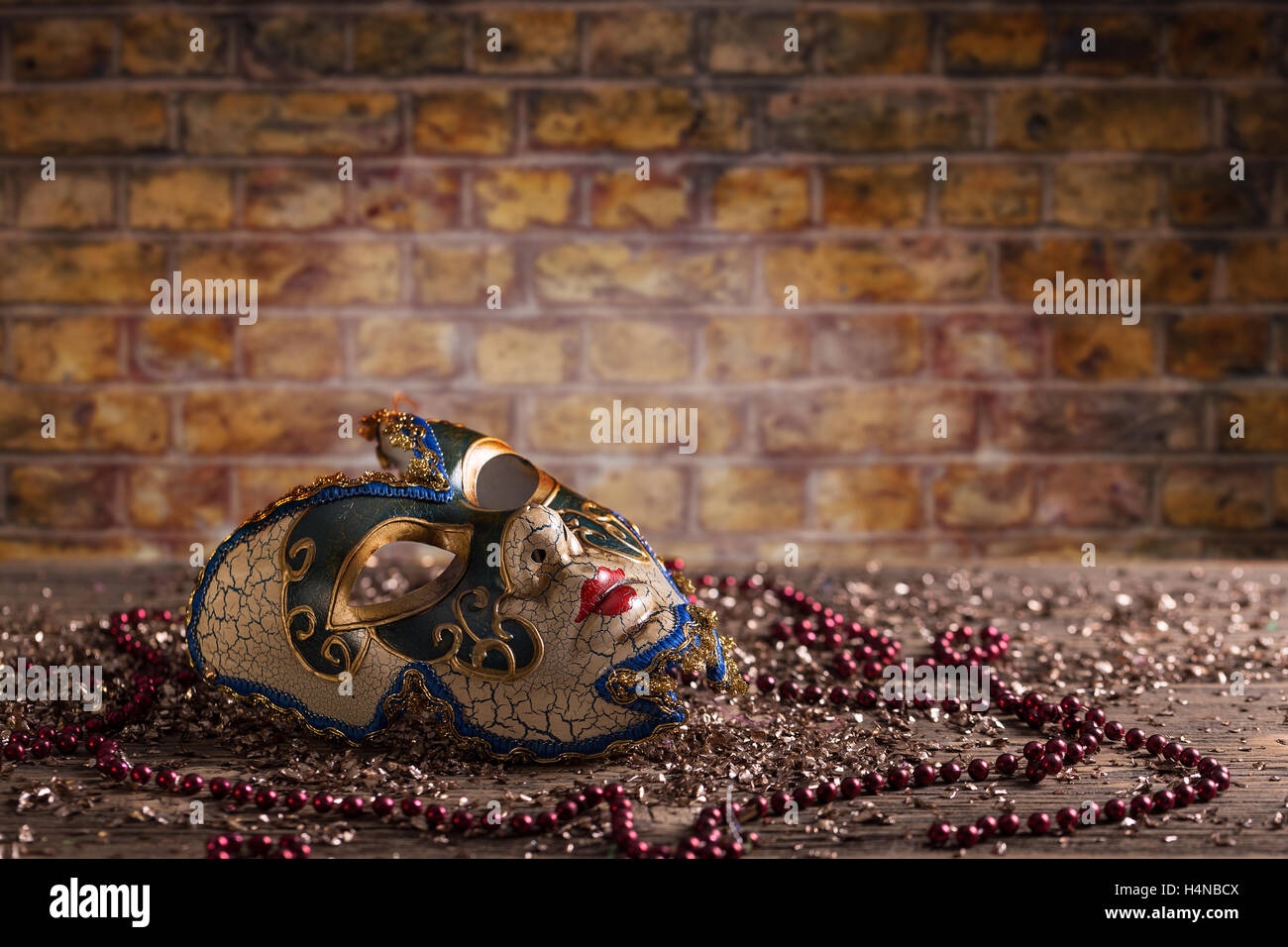 Maschera di carnevale con perla su Sfondo mattone Foto Stock