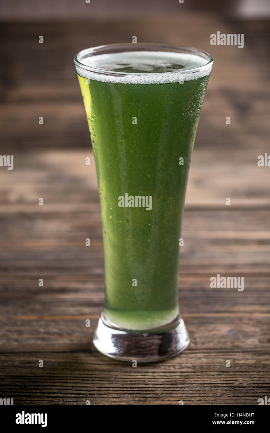 Il giorno di San Patrizio birra verde sul pannello di legno Foto Stock