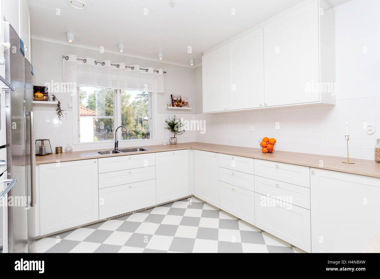 Pulito ed elegante cucina interno con pavimento a scacchi Foto Stock