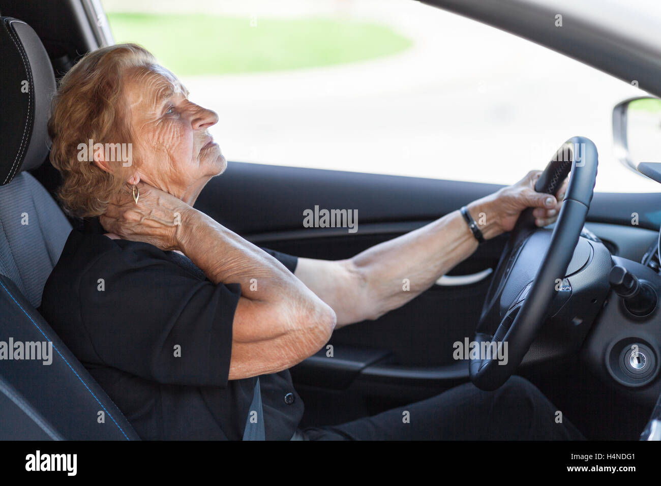 Donna anziana dietro al volante di una vettura Foto stock - Alamy