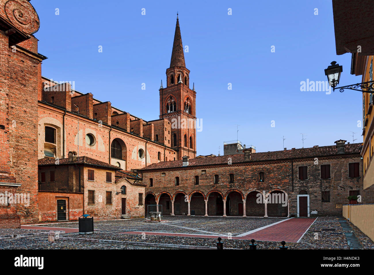 Pietre e mattoni a vista cortile di antico romano cattolica di San Andrea cattedrale e il monastero a Mantova città d'Italia. Foto Stock