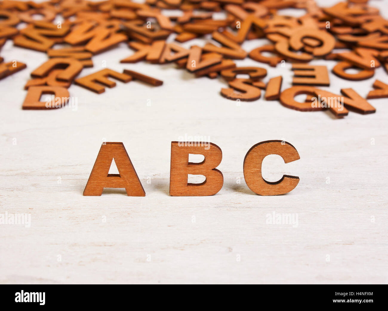 ABC lettere di legno su uno sfondo bianco in legno antico Foto Stock