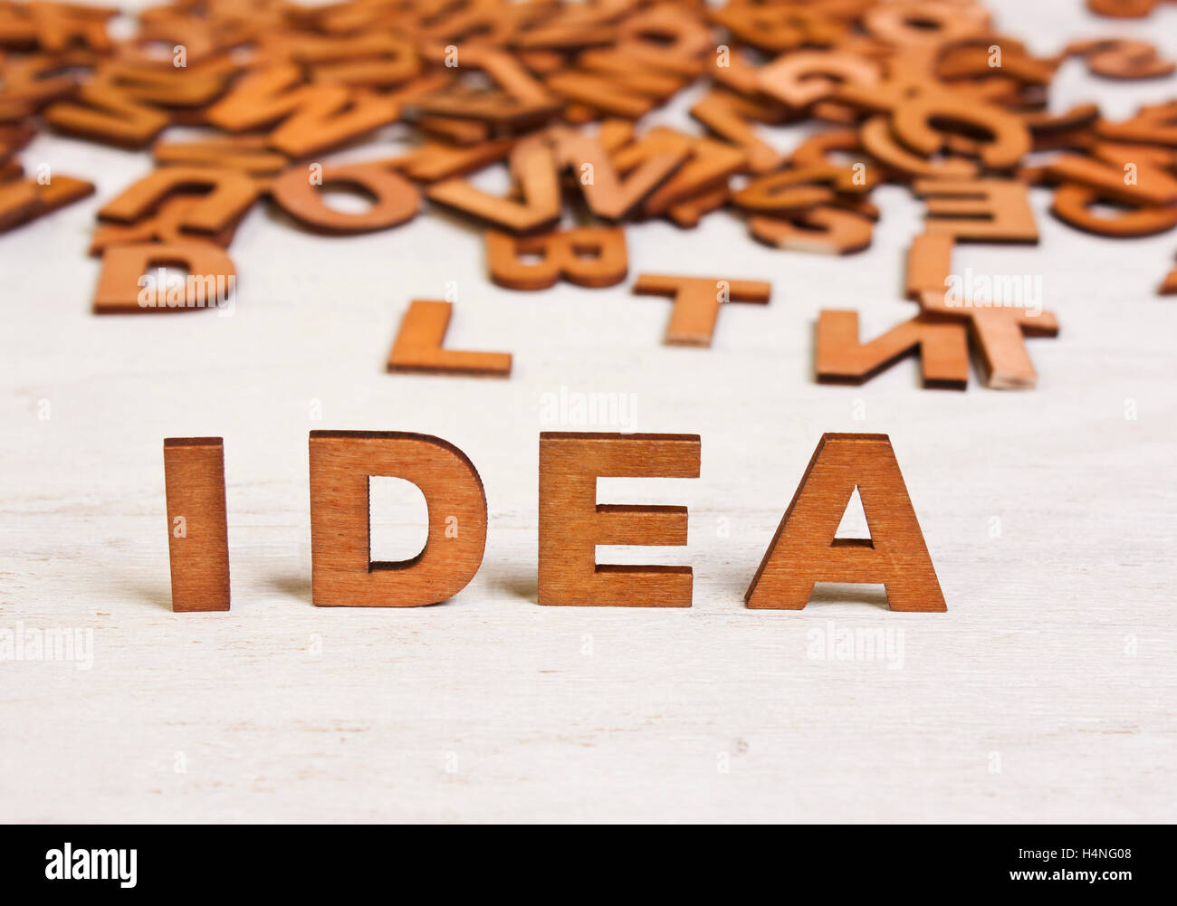 Idea di parola fatta di lettere in legno su uno sfondo bianco antico Foto Stock