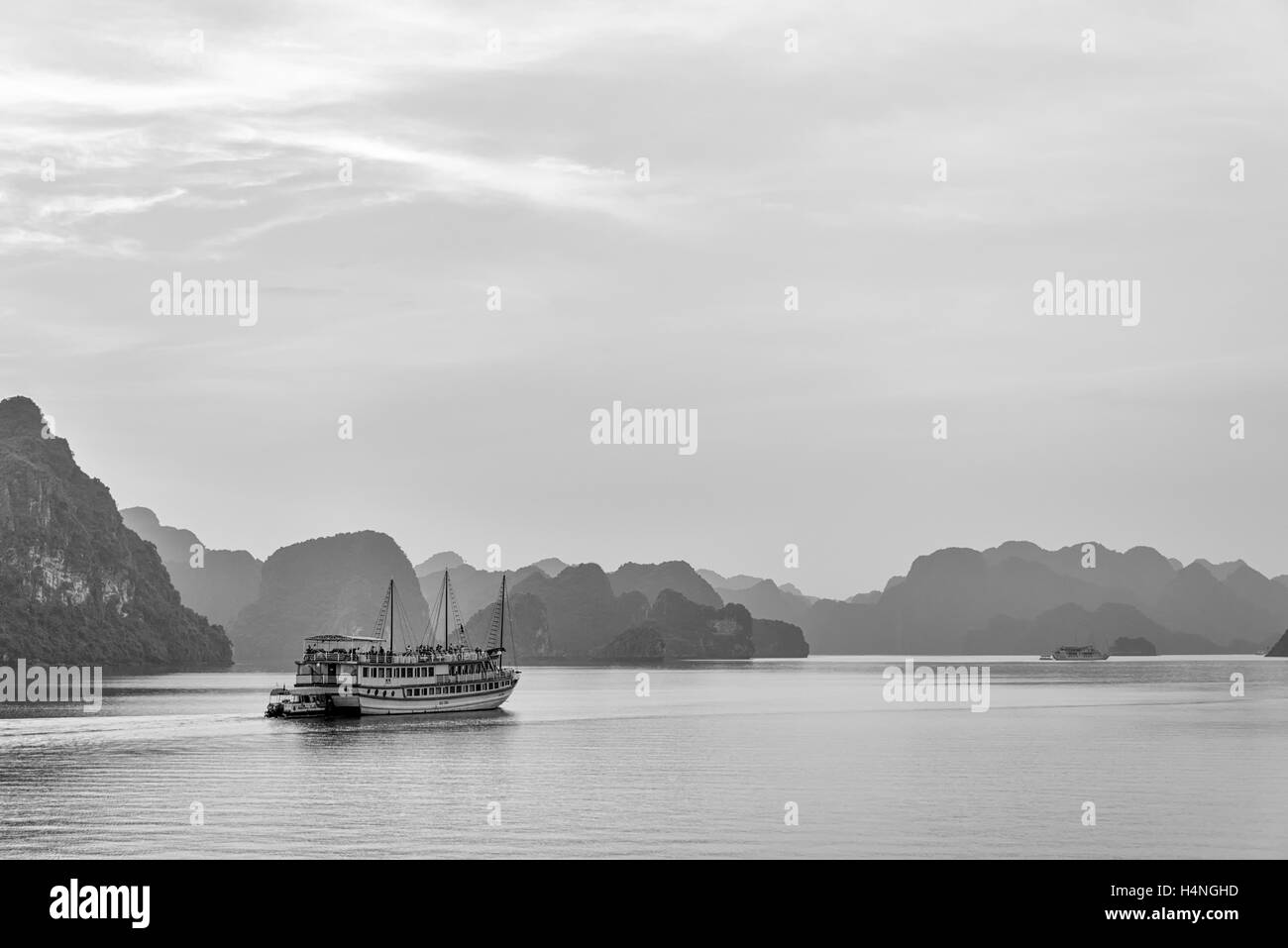 Tour di crociera in barca nella Baia di Ha Long, Vietnam Foto Stock