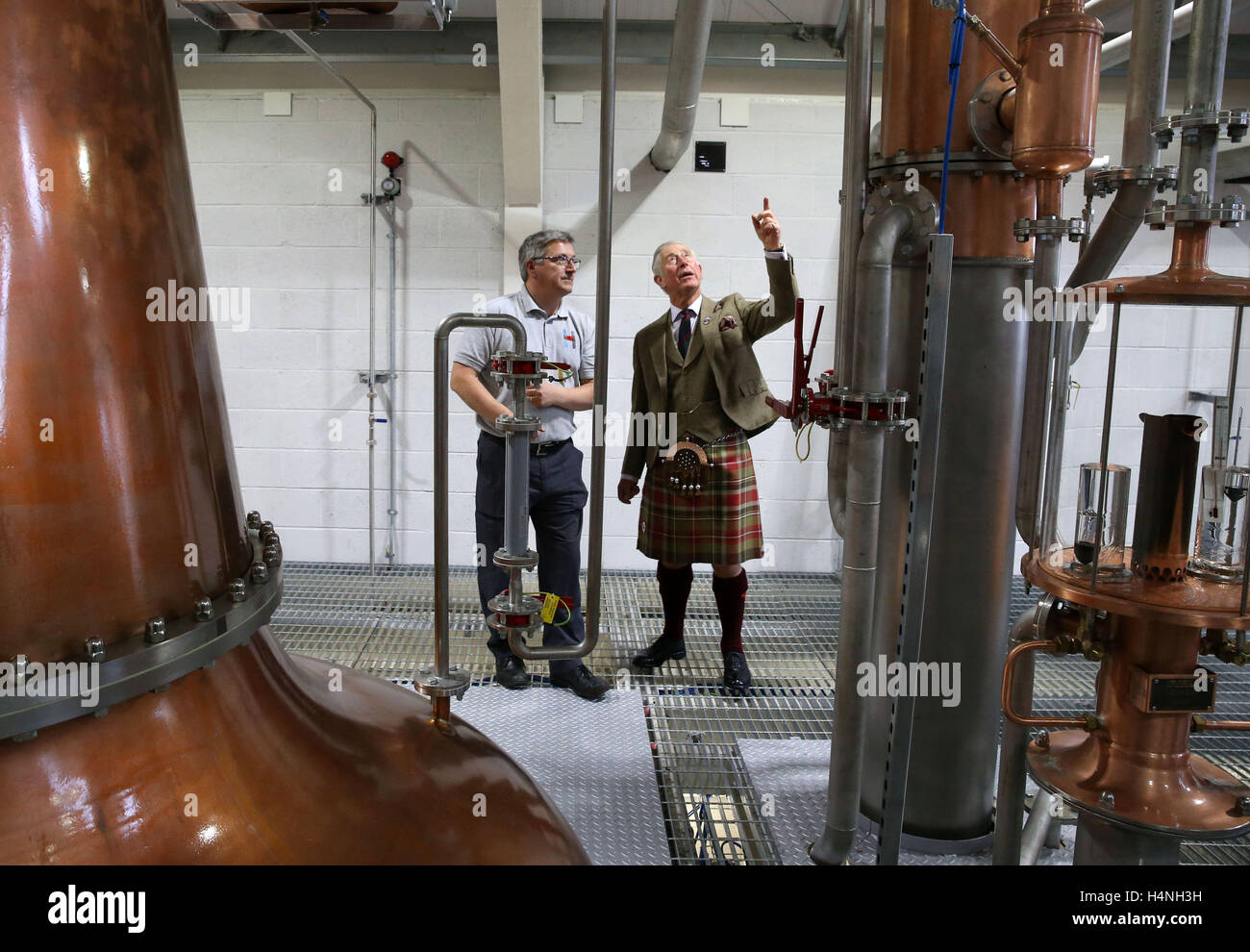 Il Principe di Galles, noto come il Signore delle isole mentre nelle Western Isles, con production manager Kenny MacLean nella camera ancora nel corso di una visita al Isle of Harris Distillery, che ha aperto ufficialmente a Tarbert sull'Isle of Harris. Foto Stock