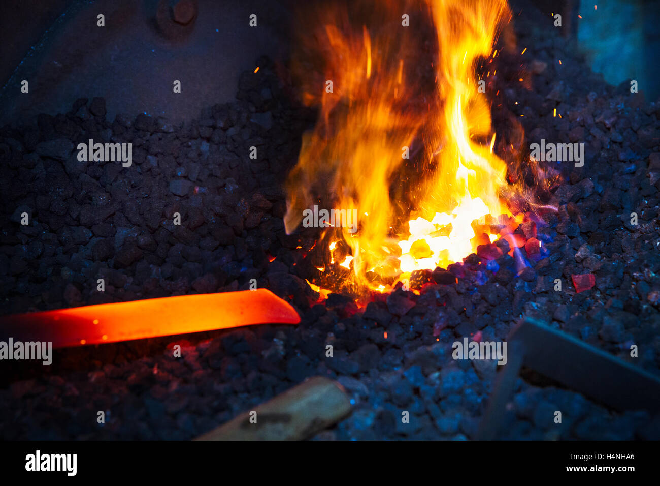 Una lunghezza di rosso metallo caldo in un forno. Foto Stock