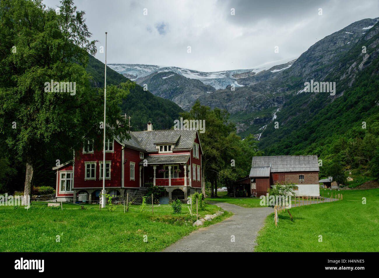 Vecchia casa sul percorso del ghiacciaio Buerbreen Folgefonna nel Parco Nazionale, Norvegia Foto Stock