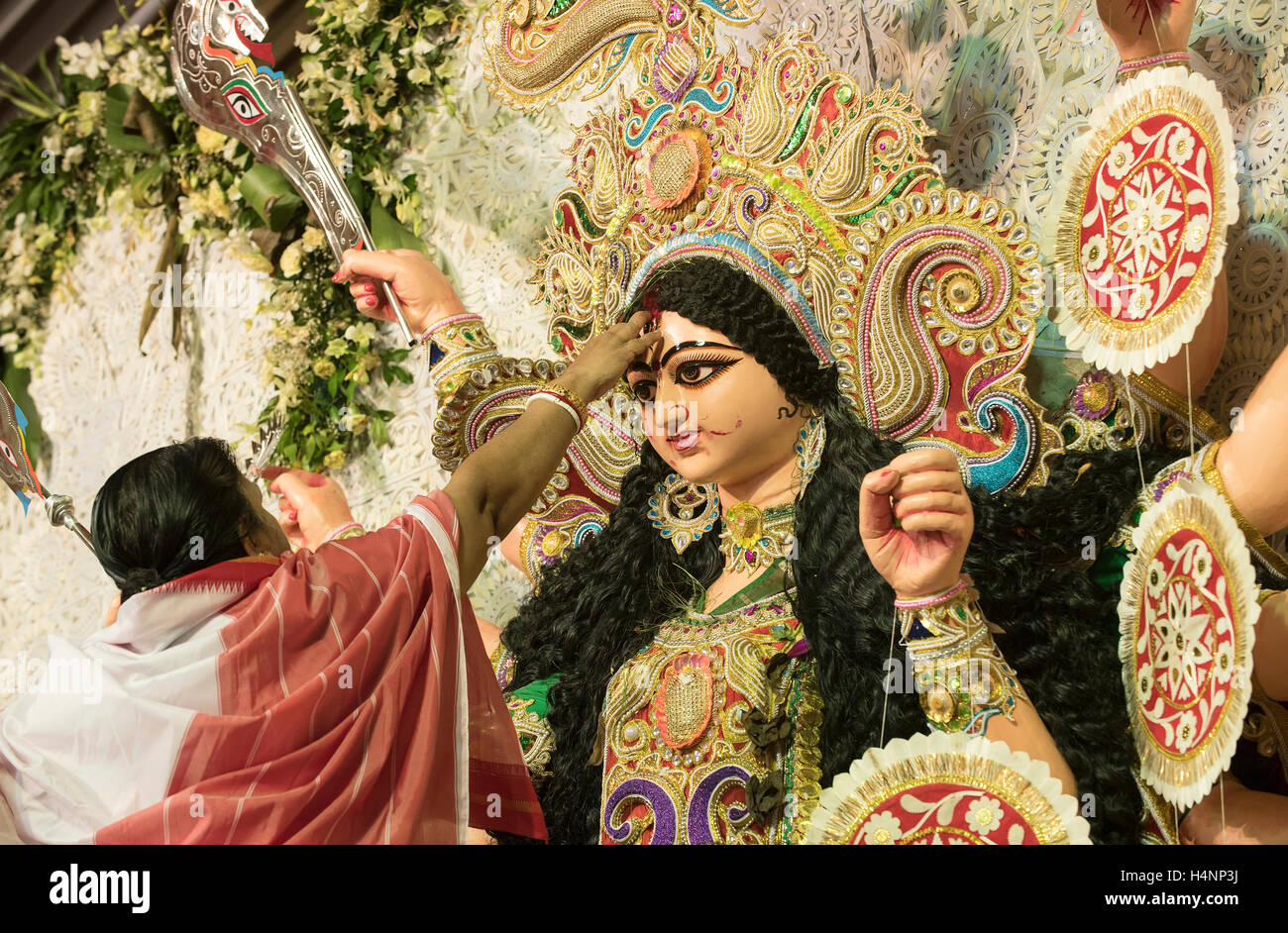 L'immagine della donna bengalese devoto indù offrendo Godess Durga sulla tradizionale festa della Bijoya Dasami, Dussehra, Mumbai, ho Foto Stock