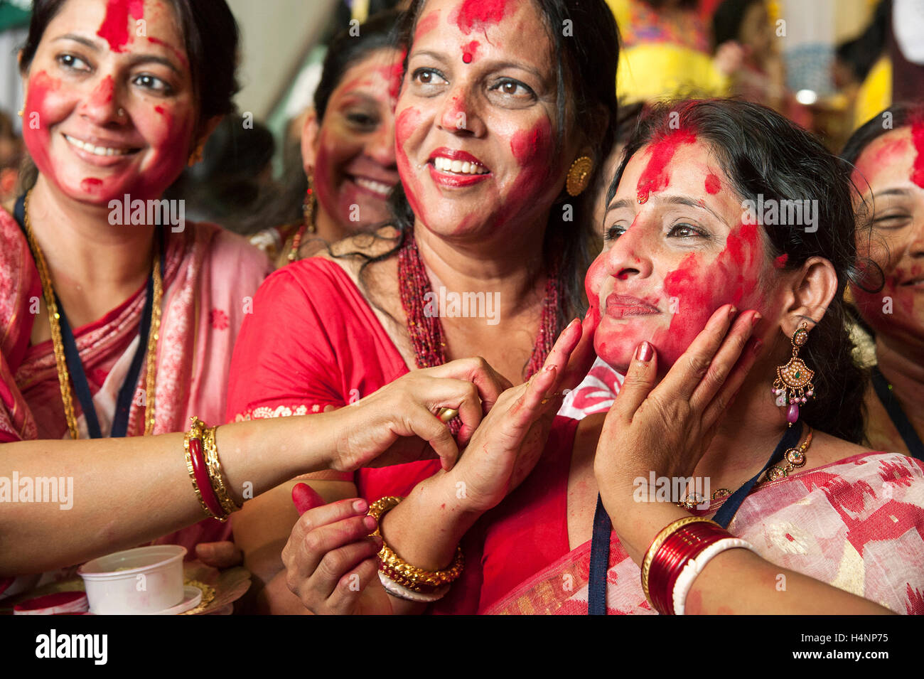 L'immagine della donna bengalese devoto indù giocando sindoor khela sulla tradizionale festa della Bijoya Dasami, Dussehra, Mumbai, ho Foto Stock