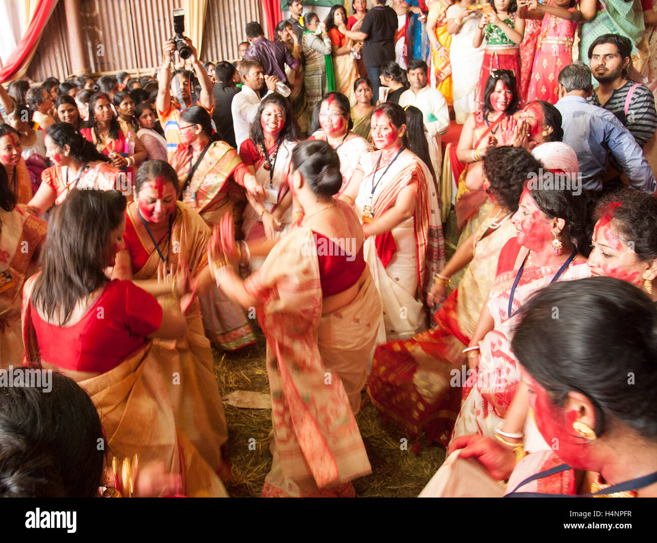 L'immagine di sposato donne bengalesi danza con colpi di tamburo alla fine del festival. L'ultimo di Durga Puja le donne sposate di Dwan Foto Stock