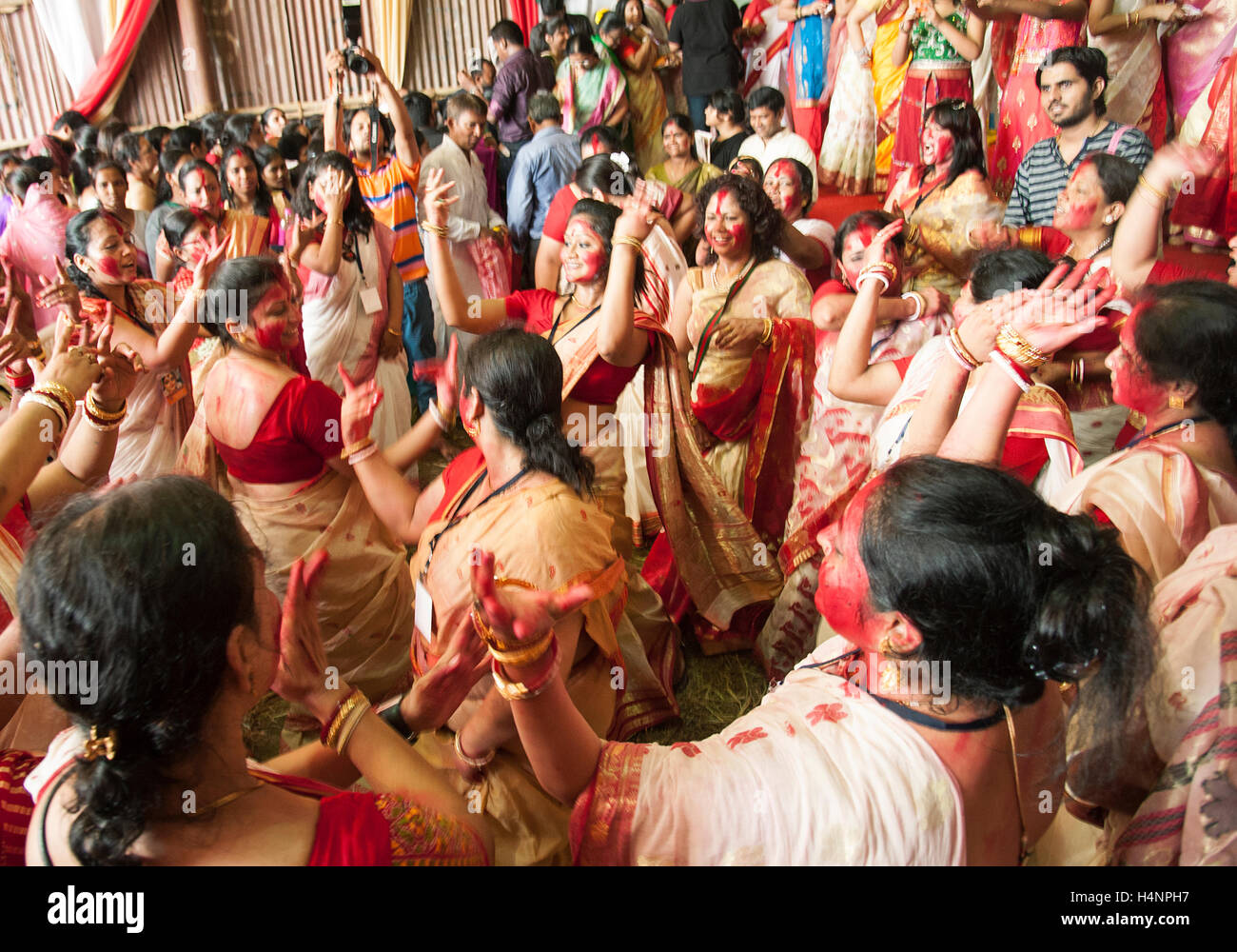 L'immagine di sposato donne bengalesi danza con colpi di tamburo alla fine del festival. L'ultimo di Durga Puja le donne sposate di Dwan Foto Stock