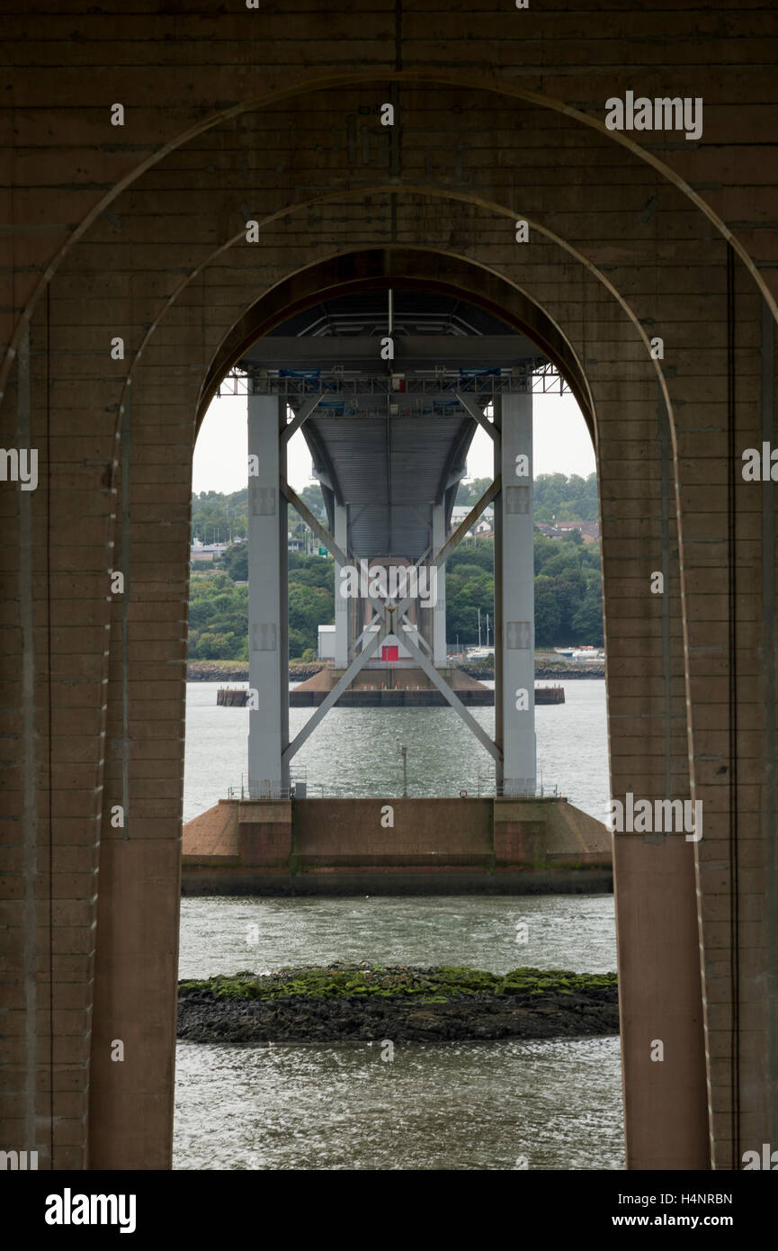 Il Ponte Forth Road, North Queensferry, Fife, Scozia. Foto Stock