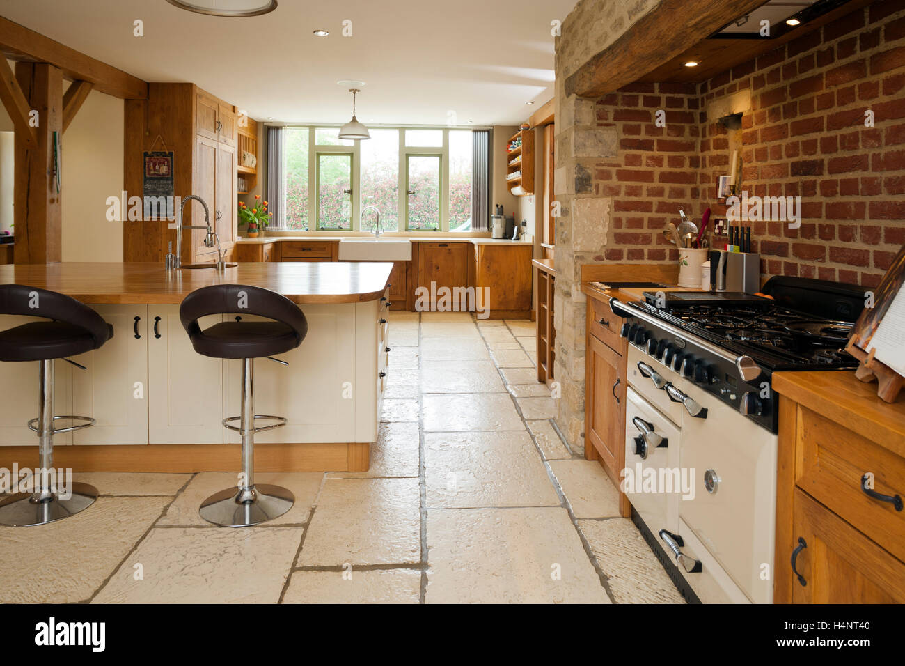 Una sistemazione di lusso a pianta aperta la conversione del granaio di cucina e area pranzo Foto Stock