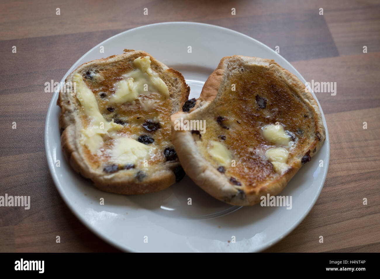 Tè tostato torta in Rankins Deli, North Queensferry, Fife, Scozia, Regno Unito. Foto Stock
