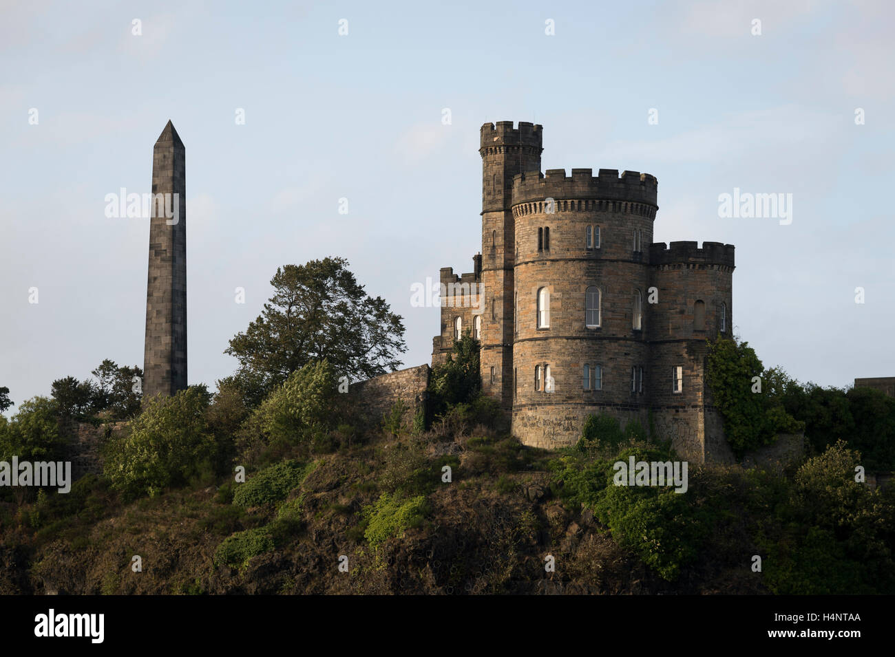 La politica dei martiri monumento e la casa del governatore del Vecchio carcere Calton, Calton Hill, Edimburgo, Scozia. Foto Stock