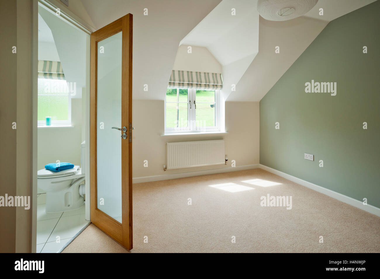 Una proprietà sviluppo dimostrano home camera da letto e bagno Foto Stock