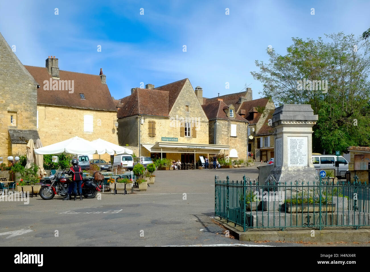 Una pittoresca strada scena in autunno sunshine, Domme, Aquitane, Francia Foto Stock