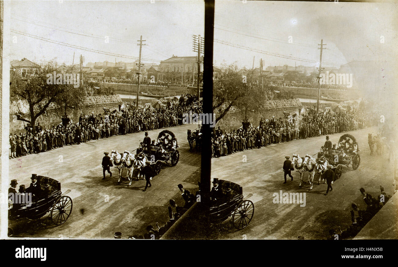 Carrelli portanti Ammiraglio Togo, navale di ufficiali e funzionari di governo nel corso del Togo in visita ufficiale a Tokyo in ottobre 1905 Foto Stock