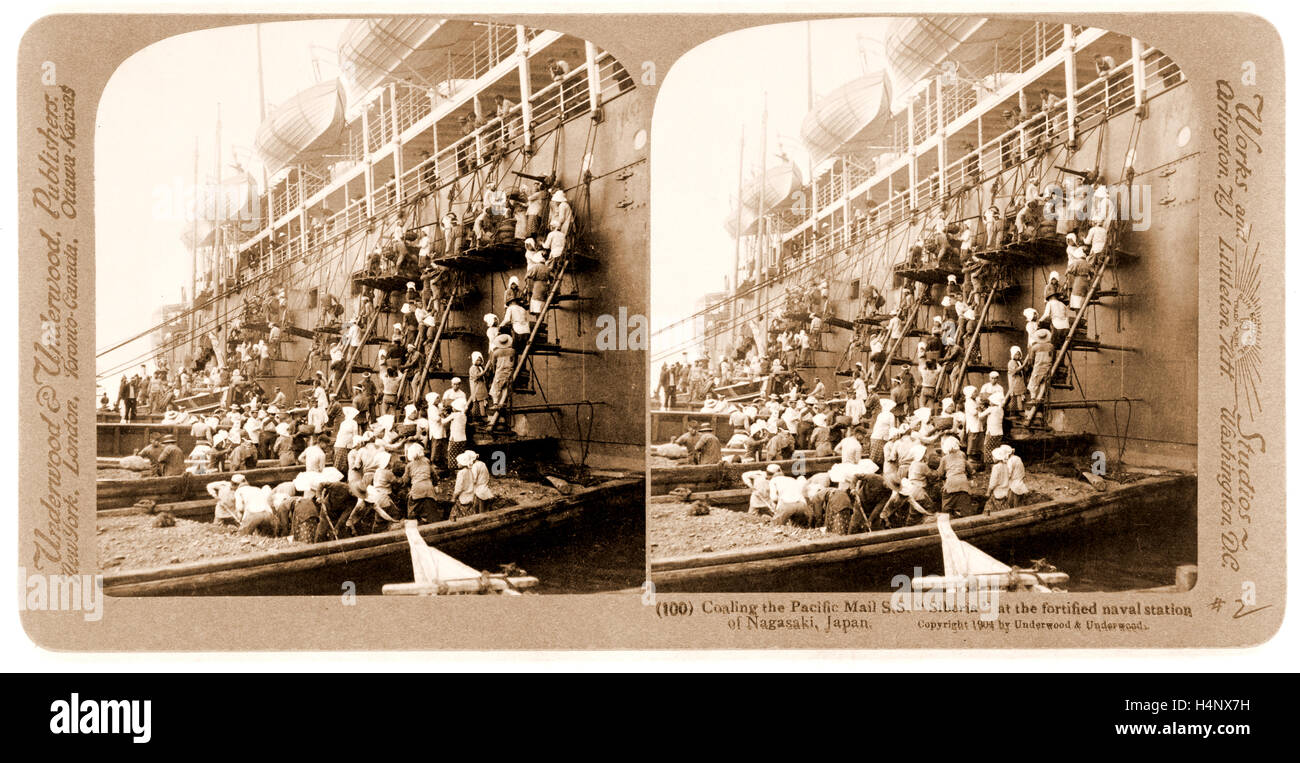 Rivestimento del Pacifico Mail S.S. "Iberia" presso la fortificata stazione navale di Nagasaki, Giappone, c. 1904 Foto Stock