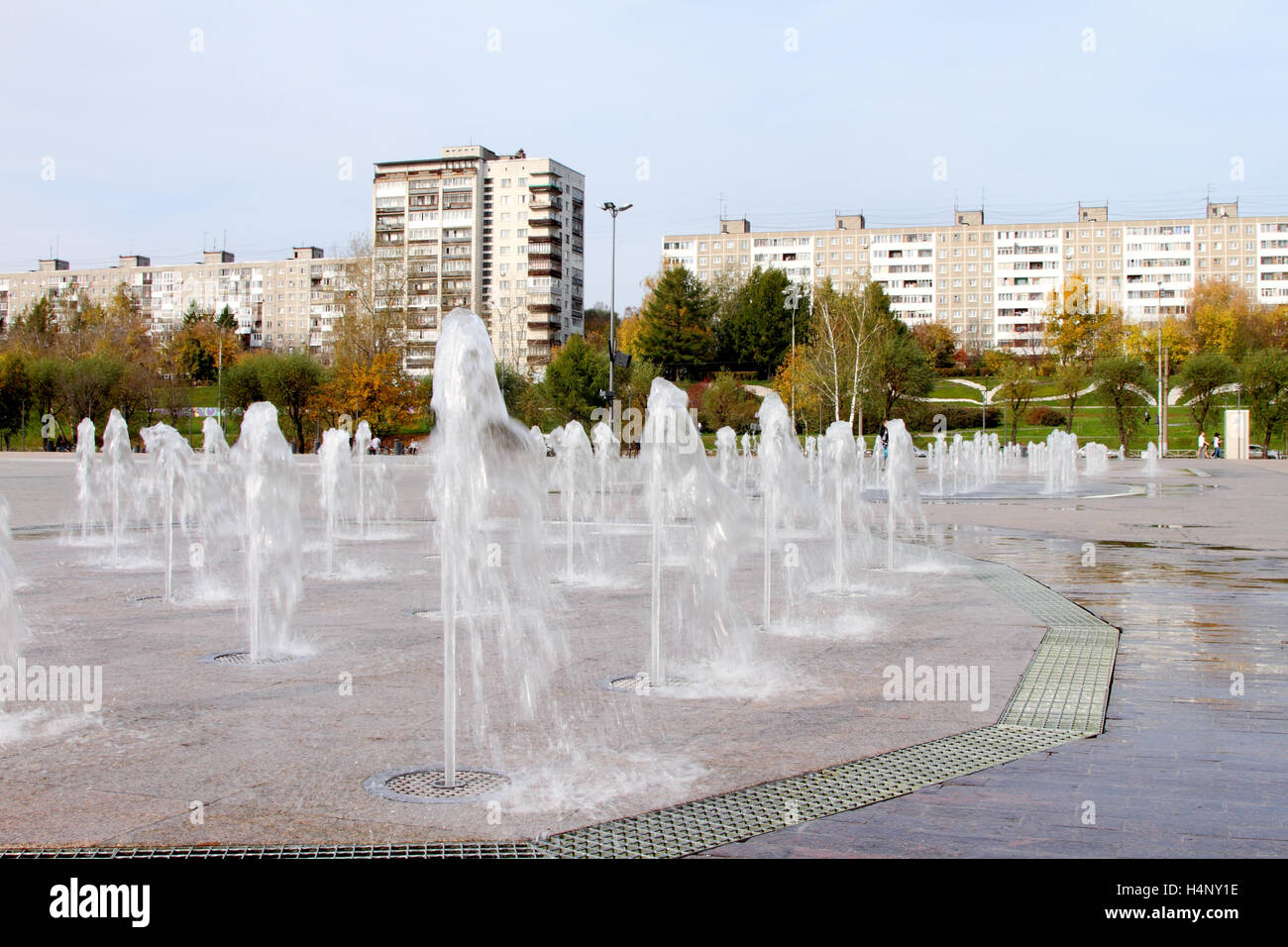 Jet città fontana nella giornata d'autunno. Foto Stock