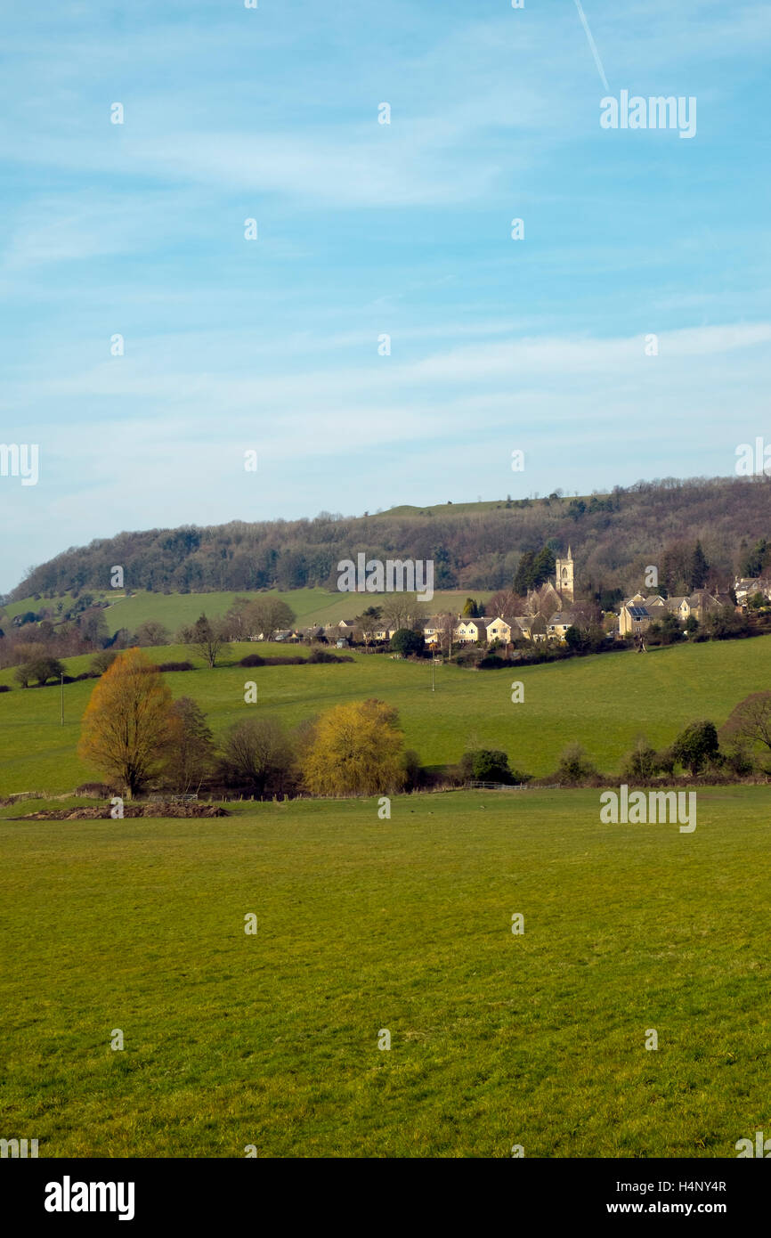 Il pittoresco villaggio di Uley sul bordo del Cotswold Hills scarpata in sole primaverile, Gloucestershire, UK. Foto Stock