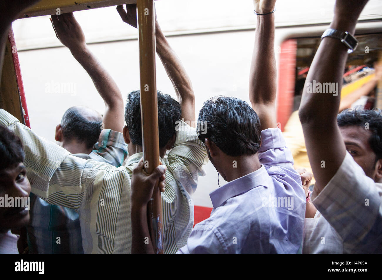 L'India,indiana, Asian,treni,rail,railway,carrello,Strap Hanging pendolari,i passeggeri su treno suburbano voce a casa dal lavoro sul treno. Mumbai,Bombay, Foto Stock