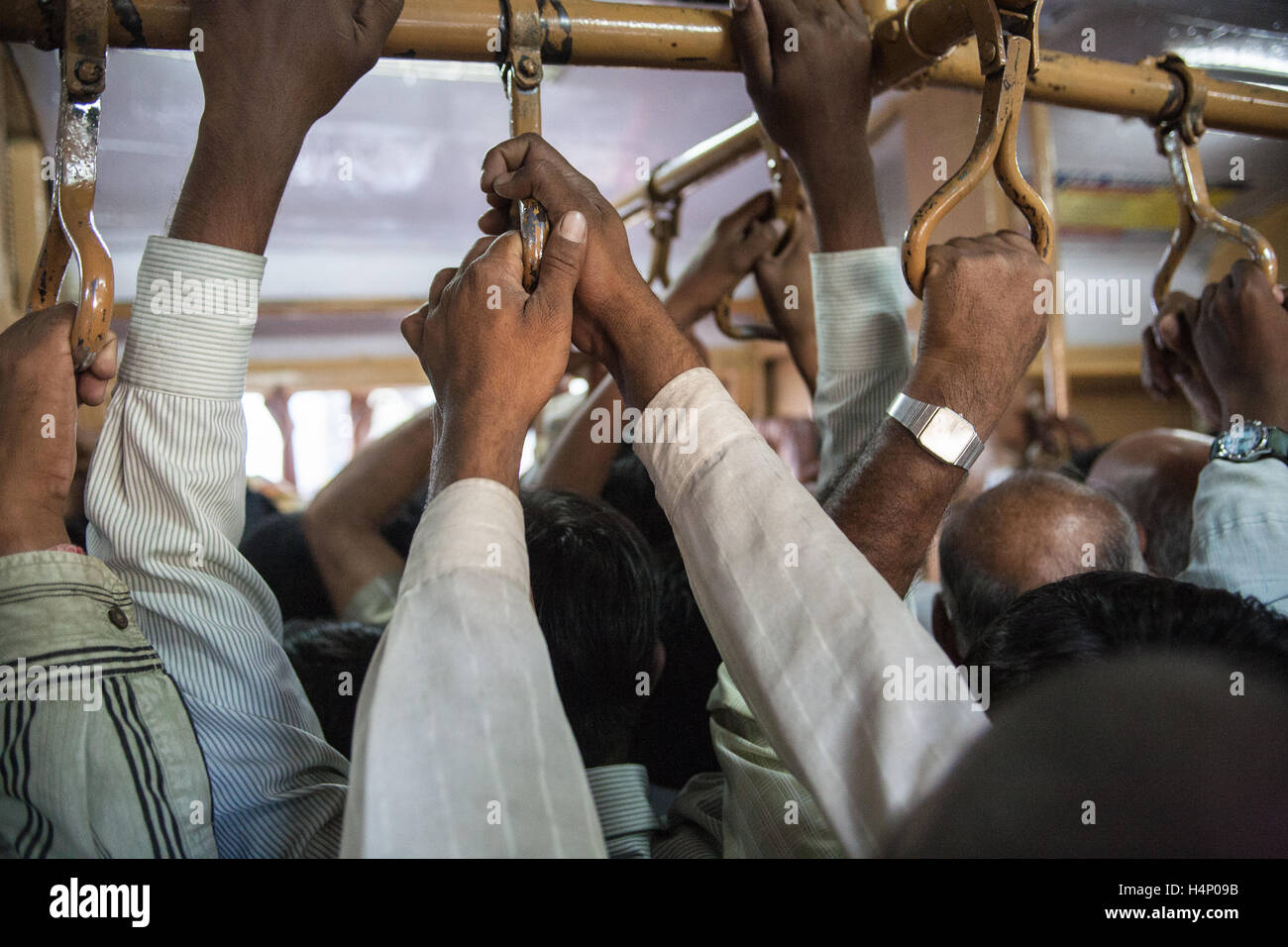 L'India,indiana, Asian,treni,rail,railway,carrello,Strap Hanging pendolari,i passeggeri su treno suburbano voce a casa dal lavoro sul treno. Mumbai,Bombay, Foto Stock