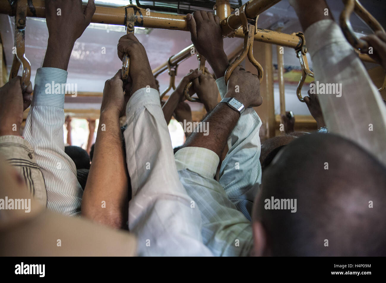L'India,indiana, Asian,treni,rail,railway,carrello,Strap Hanging pendolari,i passeggeri su treno suburbano voce a casa dal lavoro sul treno. Mumbai,Bombay, Foto Stock