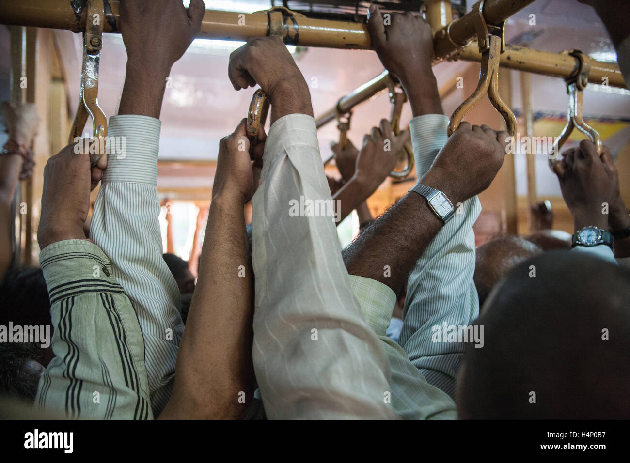 L'India,indiana, Asian,treni,rail,railway,carrello,Strap Hanging pendolari,i passeggeri su treno suburbano voce a casa dal lavoro sul treno. Mumbai,Bombay, Foto Stock