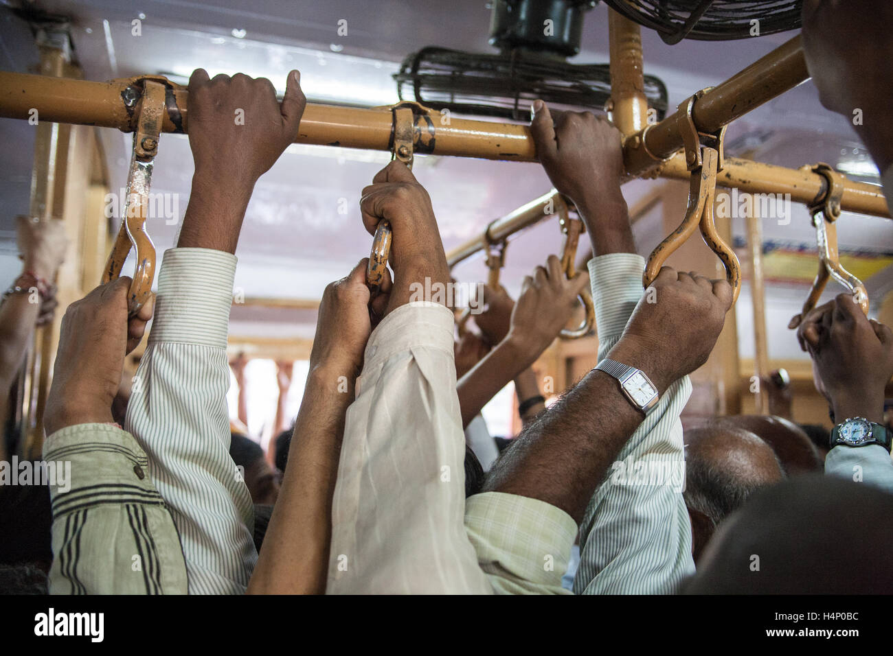 L'India,indiana, Asian,treni,rail,railway,carrello,Strap Hanging pendolari,i passeggeri su treno suburbano voce a casa dal lavoro sul treno. Mumbai,Bombay, Foto Stock