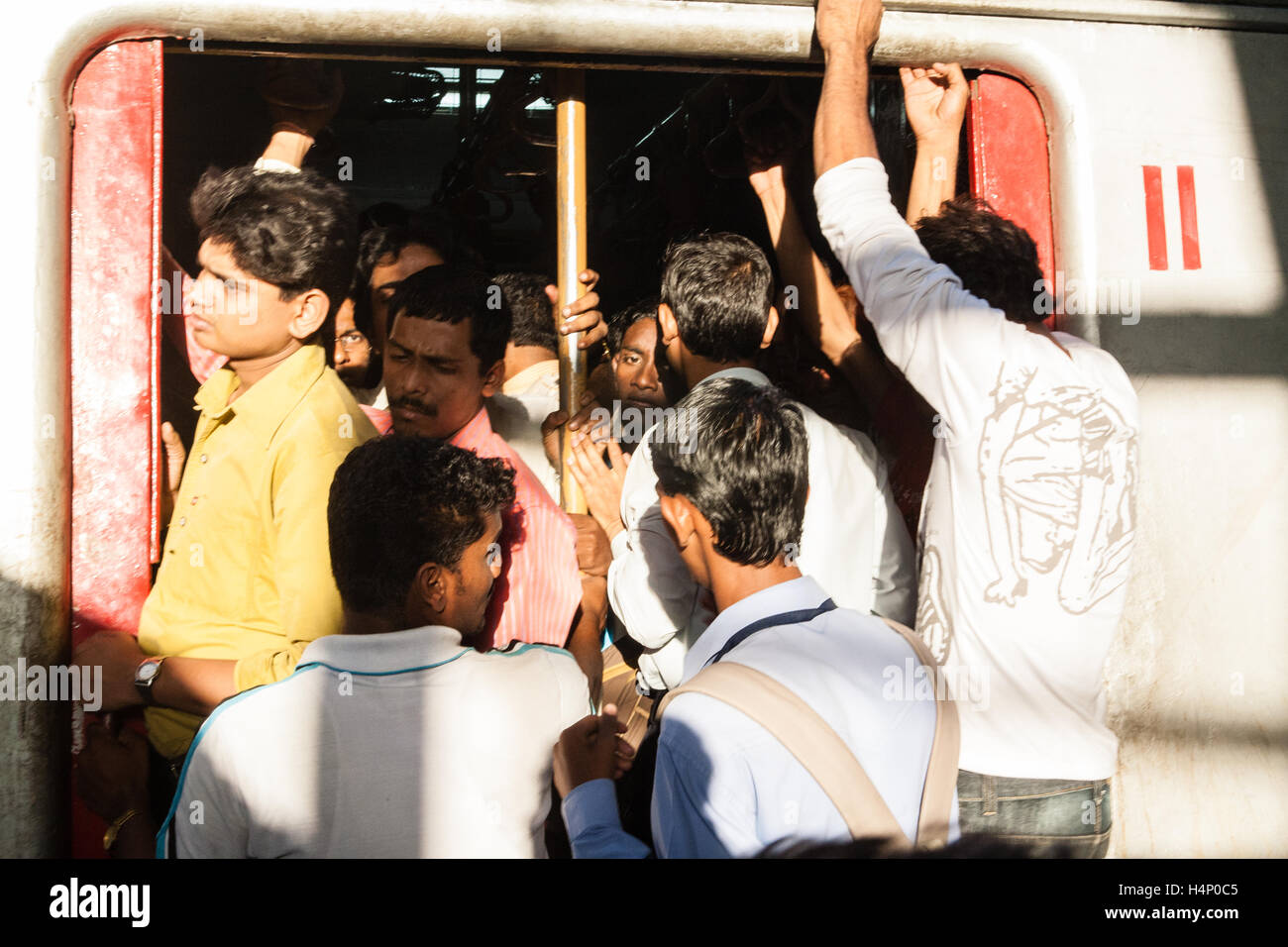 L'India,indiana, Asian,treni,rail,railway,carrello,Strap Hanging pendolari,i passeggeri su treno suburbano voce a casa dal lavoro sul treno. Mumbai,Bombay, Foto Stock