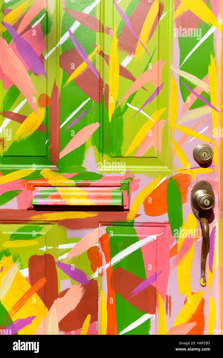 Colorato colorato whimsical di sportello anteriore con spruzzi di vernice house USA Foto Stock