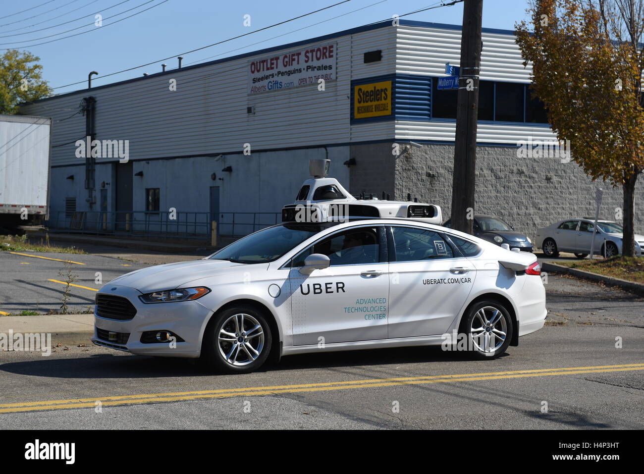 Un Driverless auto auto di guida essendo testato da Uber il servizio taxi company di Pittsburgh, PA Foto Stock