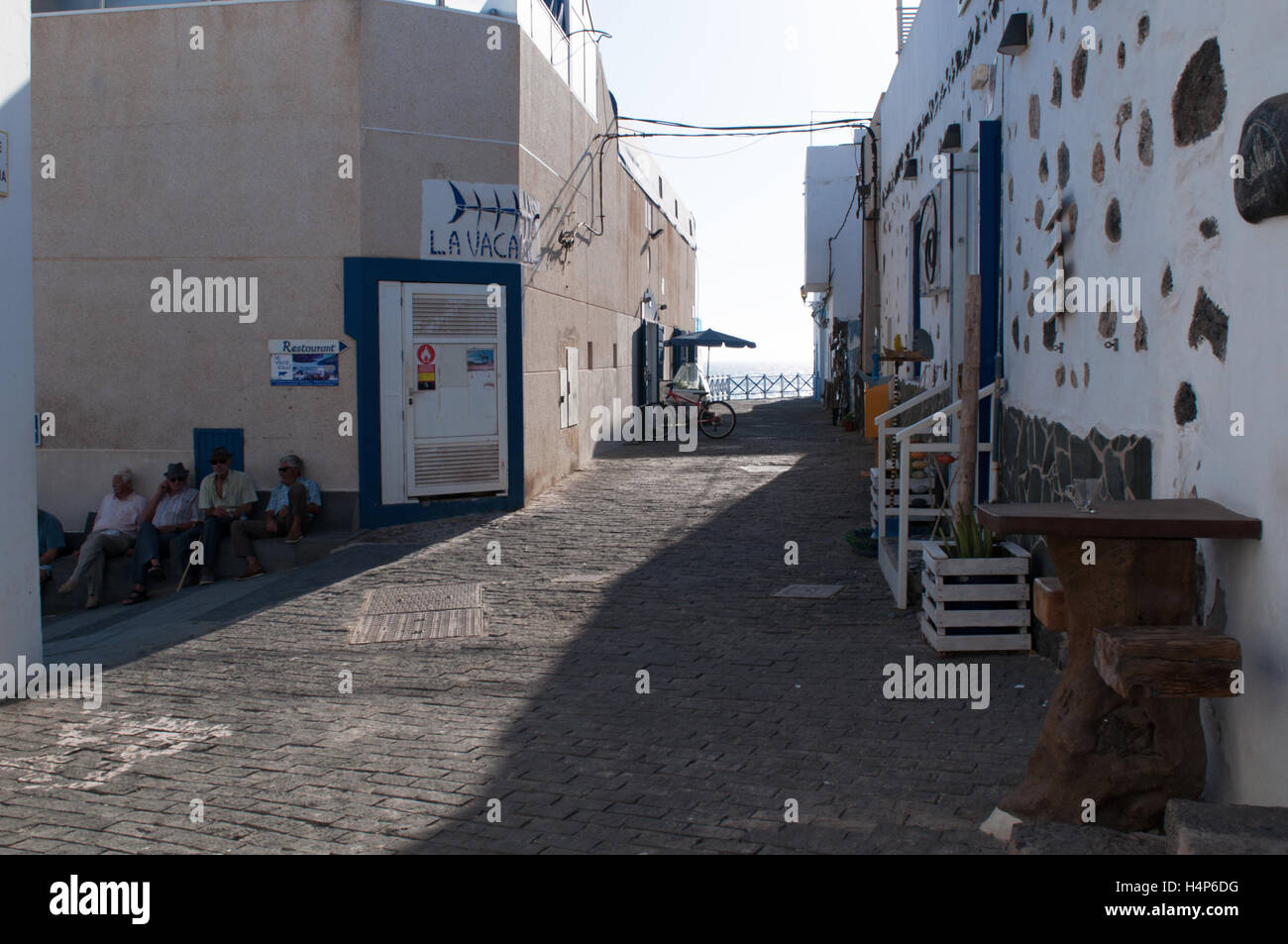 Fuerteventura Isole Canarie, Nord Africa, Spagna: locale anziani seduti all'ombra al vecchio porto di El Cotillo Foto Stock