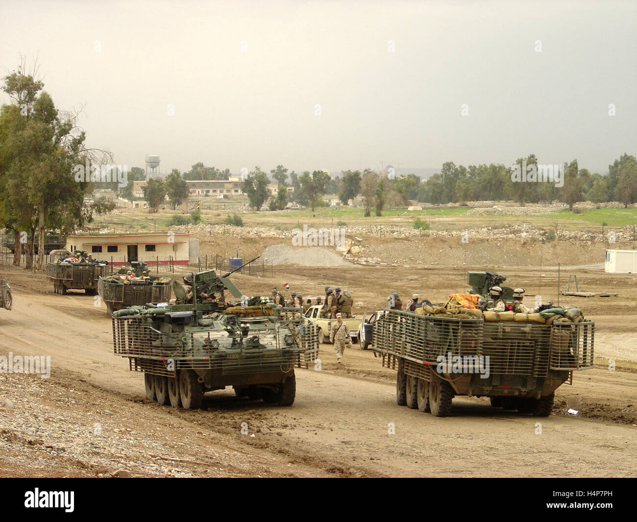 22 novembre 2004 U.S. Army Stryker ICV guida attraverso FOB (Avanzamento base operativa) Marez, Mosul, nel nord Iraq. Foto Stock