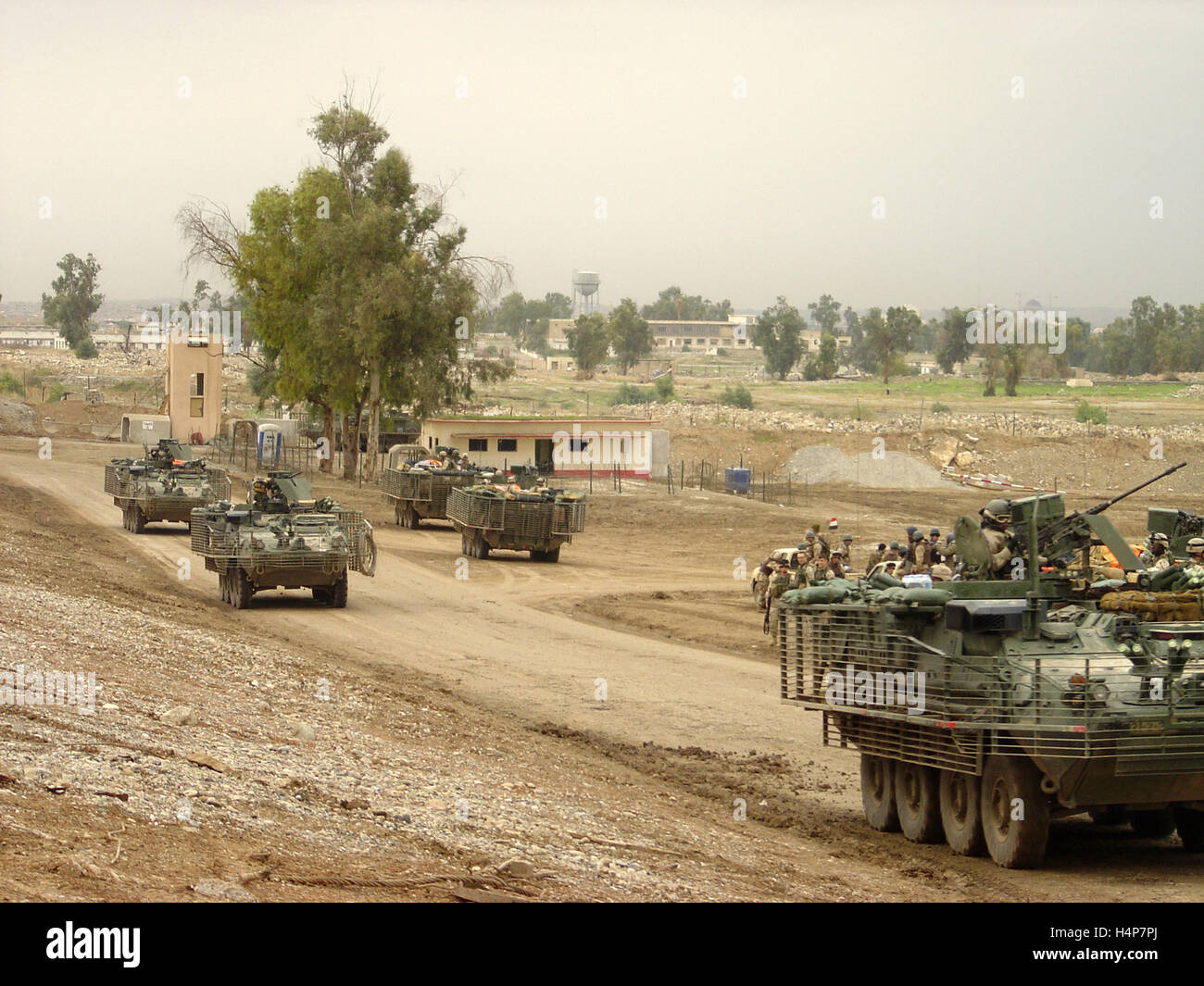 22 novembre 2004 U.S. Army Stryker ICV guida attraverso FOB (Avanzamento base operativa) Marez, Mosul, nel nord Iraq. Foto Stock