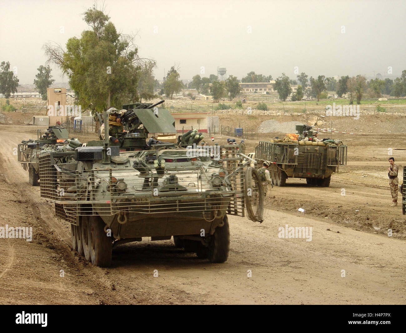 22 novembre 2004 U.S. Army Stryker ICV guida attraverso FOB (Avanzamento base operativa) Marez, Mosul, nel nord Iraq. Foto Stock